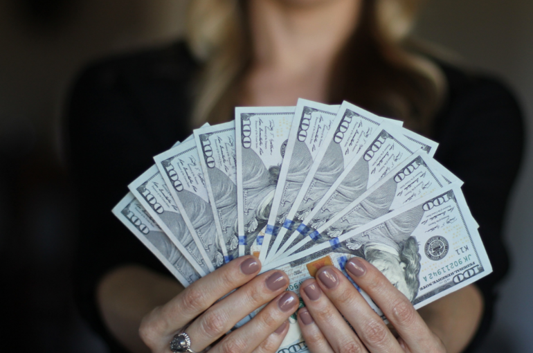 お金を持っている女性の写真
